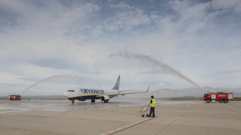 La pista del aeropuerto de Castellón ha recibido esta mañana al primer avión de un vuelo regular en sus casi cuatro años y medio de vida, procedente de Londres y operado por la línea de bajo coste Ryanair. EFE/Doménech Castelló