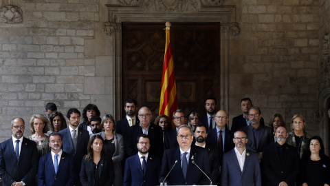 14/10/2019.- El presidente de la Generalitat, Quim Torra, flanqueado por los consellers de su Govern, en una rueda de prensa por la sentencia del 'procés'. / EFE - ANDREU DALMAU