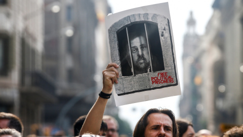 14/10/2019.- Centenares de personas cortan la céntrica Via Laietana de Barcelona en protesta por la sentencia del 'procés'. / EFE - QUIQUE GARCÍA