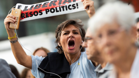 14/10/2019.- Decenas de personas protestan ante la estación de Sants por la sentencia del 'procés' en la que se condena a los líderes independentistas a penas de entre 9 y 13 años por un delito de sedición. EFE/Enric Fontcuberta