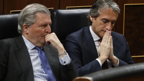 El ministro de Educación, Cultura y Deporte, Íñigo Méndez de Vigo, junto al titular de la cartera de Fomento, Íñigo de la Serna (d), durante la sesión de control al Gobierno celebrada hoy en el Congreso. /EFE