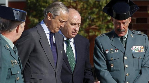 El director de la Guardia Civil, en una foto de archivo, acompañando al ministro de Interior, Jorge Fernández Díaz. / EFE