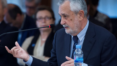 El expresidente andaluz José Antonio Griñán responde a las preguntas del fiscal en el juicio de la pieza política del caso ERE en la Audiencia de Sevilla. EFE/POOL/Raúl Caro