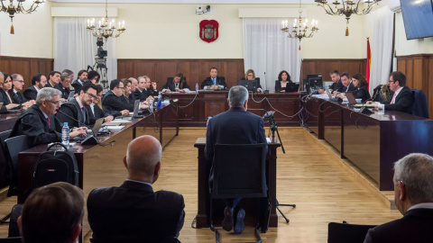 El expresidente andaluz José Antonio Griñán responde a las preguntas del fiscal en el juicio de la pieza política del caso ERE en la Audiencia de Sevilla. EFE/Raúl Caro