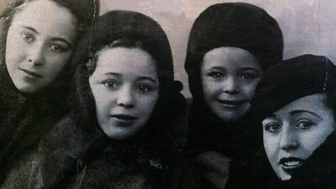 Araceli, segunda por la izquierda, junto a sus hermanas en 1938, en Rusia