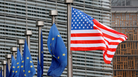 La bandera de EEUU, junto a otras de la UE, en el exterior de la sede de la Comisión Europea, en Bruselas. REUTERS/Francois Lenoir