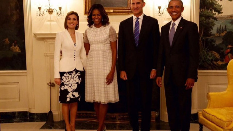 Los reyes Felipe y Letizia junto al presidente de EEUU, Barack Obama y la primera dama, Michelle.- FRANCISCO GÓMEZ / CASA S.M EL REY