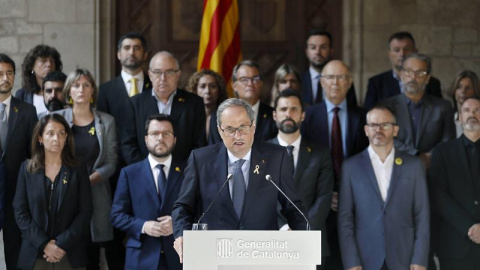 El presidente de la Generalitat, Quim Torra, flanqueado por los consellers de su Govern, el presidente del Parlament, Roger Torrent, miembros soberanistas de la Mesa de la cámara catalana, y otras personalidades políticas catalanas. - EFE