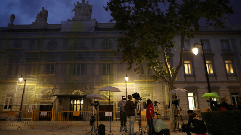 Cámaras de televisión apostadas delante de la entrada del Tribunal Supremo, a la espera de la publicación de la sentencia sobre el juicio del 'proces'. REUTERS/Sergio Perez