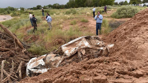 Varias personas observan los daños de las inundaciones en Hildale (Utah). / DAVID BECKER (EFE)