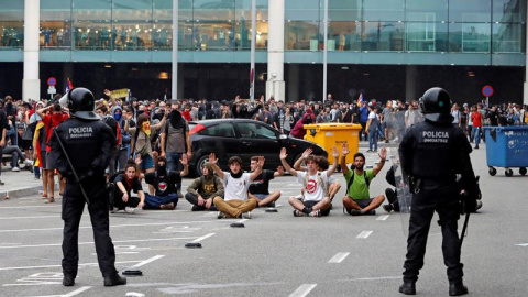 14/10/2019.- Miembros de los Mossos d'Esquadra controlan a las centenares de personas que se agolpan ante el Aeropuerto del Prat. EFE/ Toni Albir