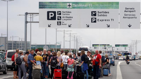 14/10/2019.- Un grupo de viajeros llega caminando al Aeropuerto del Prat después de que la plataforma Tsunami Democràtic haya llamado a paralizar la actividad del aeropuerto. EFE/ Toni Albir