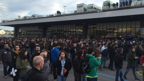 Concentració convocada pels CDR davant l'Estació de Sants de Barcelona, durant la Setmana Santa. | Carles Bellsolà