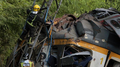 El tren ha chocado contra un puente y posteriormente contra una torreta.EFE/Salvador Sas