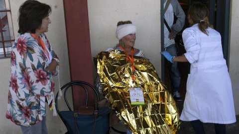 Una de las personas heridas hoy en el accidente ferroviario. EFE/Salvador Sas