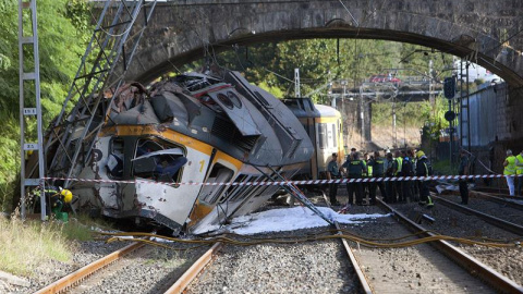 El siniestro se ha producido sobre las 09:30 horas, han señalado las fuentes, y el convoy consta de tres vagones, de los cuales uno ha volcado y los otros dos han quedado semivolcados. EFE/Salvador Sas