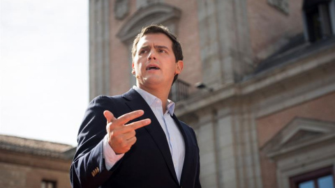 El presidente de Ciudadanos, Albert Rivera, durante su intervención el sábado pasado en el acto en la madrileña plaza de la Villa. EFE