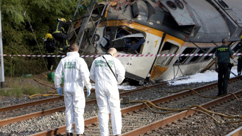 Los operarios inspeccionan el siniestro ferroviario. EFE/Salvador Sas