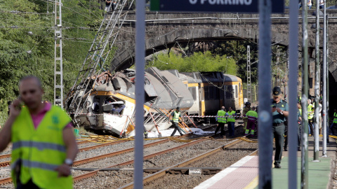 Los equipos de rescate inspeccionan el tren que ha descarrilado en O Porriño, Galicia. REUTERS/Miguel Vidal