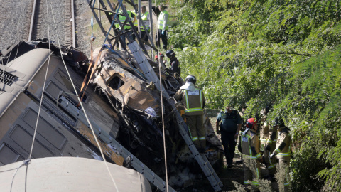 Los bomberos trabajan en el lugar del accidente en el que ha descarrilado un tren en O Porriño, Galicia. REUTERS/Miguel Vidal