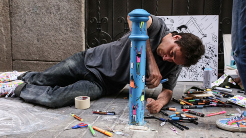 Intervención artística en un bolardo durante el certamen Pinta Malasaña.