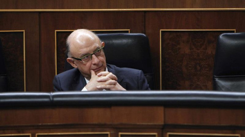 El ministro de Hacienda, Cristóbal Montoro, en su escaño, durante el debate de Presupuestos hoy en el Congreso de los Diputados, donde ha defendido que los Presupuestos para 2016 darán confianza y son la "garantía" para una recuperación int