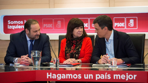 De izquierda a derecha, el secretario de Organización del PSOE, José Luis Ábalos, la presidenta de la formación, Cristina Narbona, y el secretario general, Pedro Sánchez, durante la reunión de la Permanente del PSOE en la sede socialista de