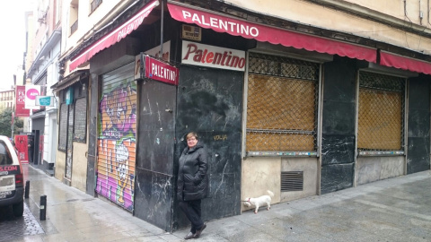 Loli López, ante el bar Palentino. / HENRIQUE MARIÑO