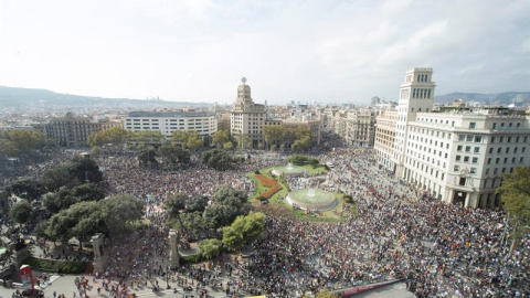 Miles de personas se concentran en la Plaza de Catalunya de Barcelona en protesta por la sentencia del procés en la que se condena a los líderes independentistas a penas de entre 9 y 13 años por un delito de sedición. EFE/Marta Pérez