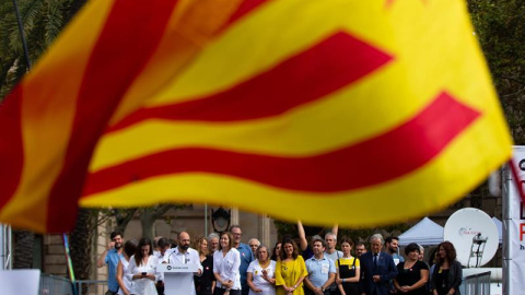 El vicepresidente de Omnium Cultural, Marcel Mauri (i), interviene en un acto ante el Tribunal Superior de Justicia de Cataluña en protesta por la sentencia del procés en la que se condena a los líderes independentistas a penas de entre 9 y