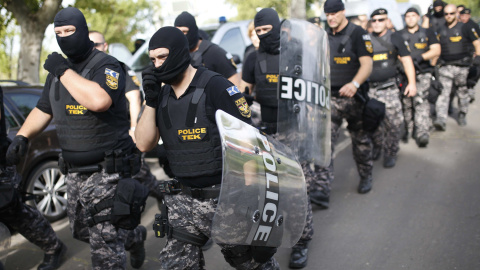 Policías antidisturbios húngaros se despliegan en el cruce fronterizo con Serbia en Röszke. REUTERS