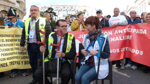 Dos miembros de Jóvenes Pensionistas sentados a la espera de la manifestación que llegaba desde Sol hasta el Congreso de los diputados este 16 de octubre. /MARÍA DUARTE