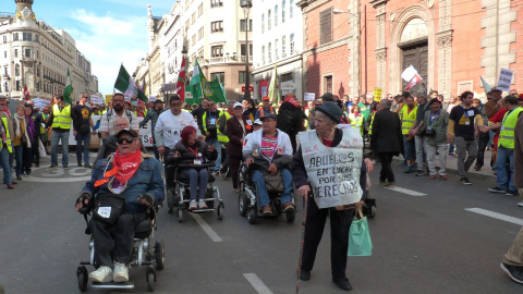 16/10/2019 - Una mujer acompañada de varias personas en silla de ruedas encabezaron la manifestación de los pensionistas este 16 de octubre en Madrid./ MARÍA DUARTE