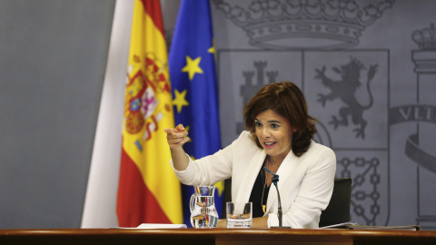 La vicepresidenta del Gobierno, Soraya Sáenz de Santamaría, durante la rueda de prensa posterior al Consejo de Ministros. EFE/J.P.Gandul