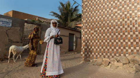 Mujeres senegalesas caminan en el pueblo de Ngor, en el extremo más occidental de África, Dakar, Senegal. EFE