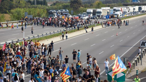 Tall a l'AP-7 a prop de Girona en protesta per la condemna del Suprem als dirigents independentistes. EFE / DAVID BORRAT