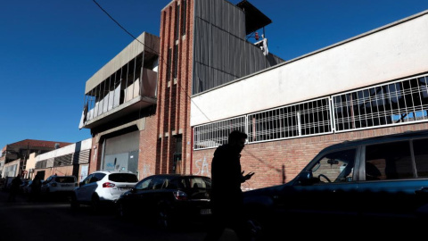 Fachada de la nave industrial abandonada donde se produjo la violación múltiple | EFE