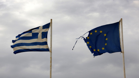 La banderas griega ondea junto a la de la UE en una playa en el norte de Grecia. REUTERS/Yannis Behrakis