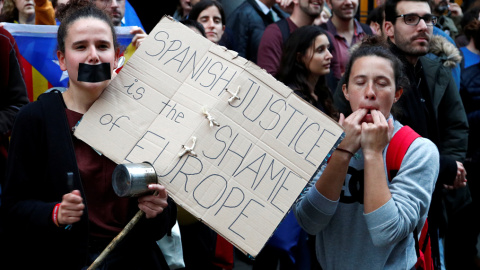 Concentración en protesta por la sentencia del Tribunal Supremo sobre el juicio del 'procés' frente a la Embajada de España en Bruselas. REUTERS/Francois Lenoir