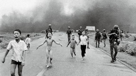 Fotografía 'La niña del napalm', tomada por Nick Ut durante la guerra de Vietnam y ganadora de un premio Pulitzer.