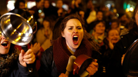 Un instante de esta medianoche en la que la Comisión 8M ha dado el pistoletazo de salida a la huelga feminista con una cacerolada en la Puerta del Sol.- EFE