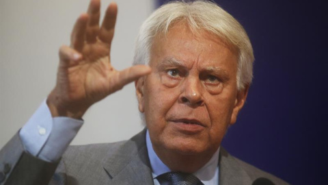 El expresidente del Gobierno español Felipe González presenta la conferencia titulada "Crisis de la Gobernanza de la Democracia Representativa" hoy, viernes 9 de septiembre de 2016, en Santiago (Chile).  EFE/Elvis González