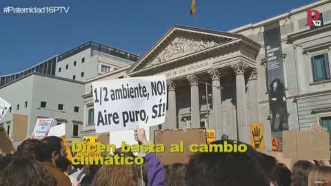 Decenas de jÃ³venes se manifiestan frente al Congreso contra el cambio climÃ¡tico