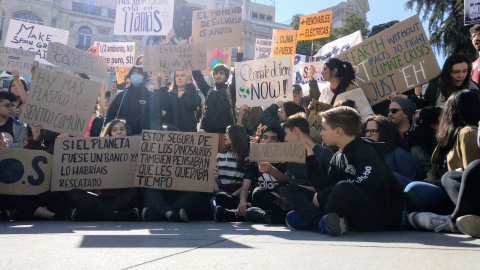 Un centenar de estudiantes se concentra frente al Congreso para reclamar medidas contra el calentamiento global./AT