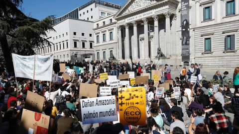 Un centenar de estudiantes se concentra frente al Congreso de los Diputados para exigir medidas contra el cambio climático./EFE