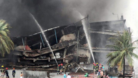 Los bomberos tratan de apagar el fuego en la fábrica de Tongi.- EFE