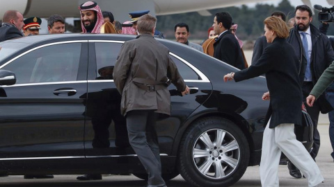 El Príncipe heredero de Arabia Saudí, Bin Salman Abdulaziz al Saud (i), a su llegada a la Base Aérea de Torrejón, Madrid, donde fue recibido por la Ministra de Defensa María Dolores de Cospedal. EFE