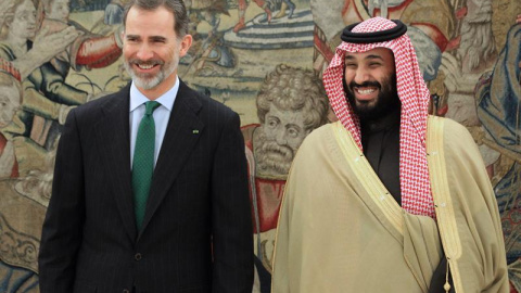 El rey Felipe recibe al príncipe heredero saudí, Mohamed bin Salmán, hoy en el Palacio de la Zarzuela. EFE