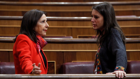 La portavoz socialista Margarita Robles conversa con la portavoz de Unidos Podemos, Irene Montero, durante el pleno celebrado en el Congreso de los Diputados. EFE/Fernando Alvarado