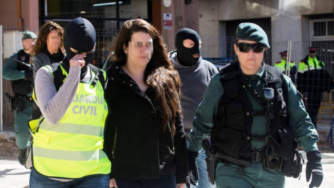 Los agentes de la Guardia Civil trasladan a la activista integrante de los CDR/EFE